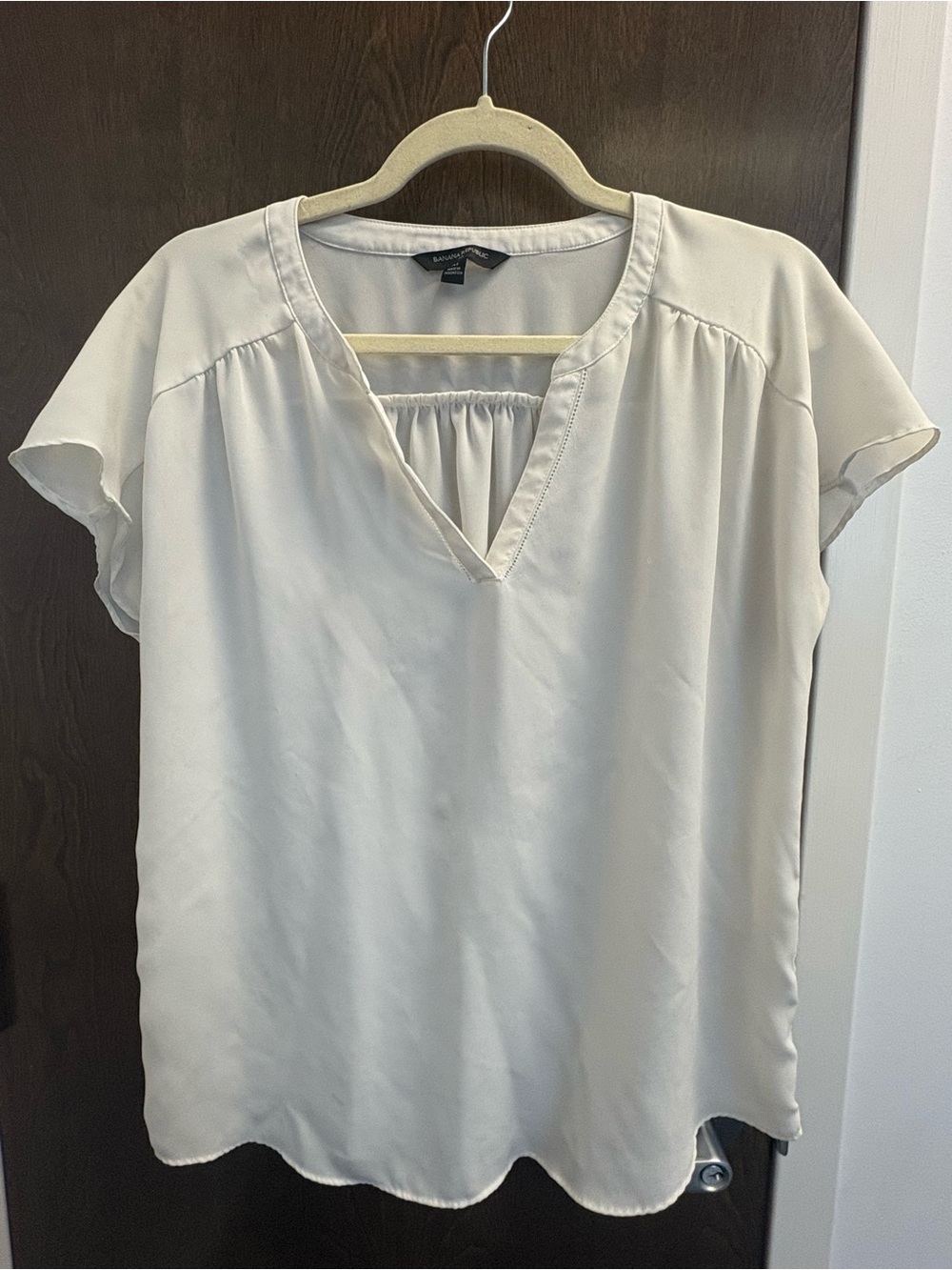 Banana Republic Cream Split V-Neck Short Sleeve Blouse - Size Medium